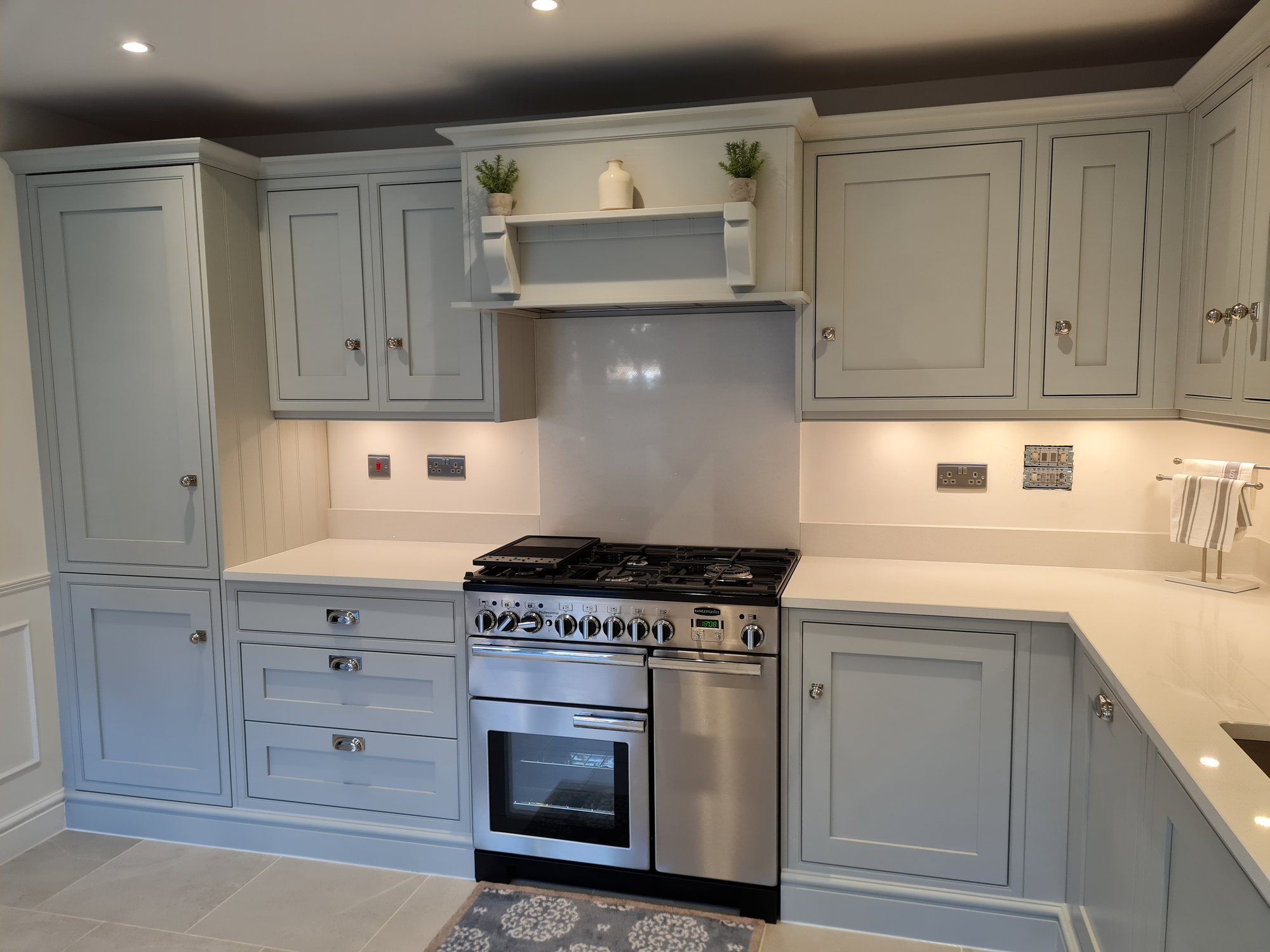 Bespoke shaker kitchen with range cooker